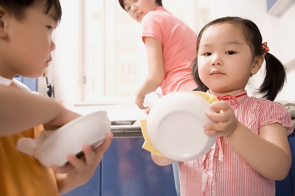 Những việc nhỏ trong nhà cho trẻ ở từng lứa tuổi khác nhau